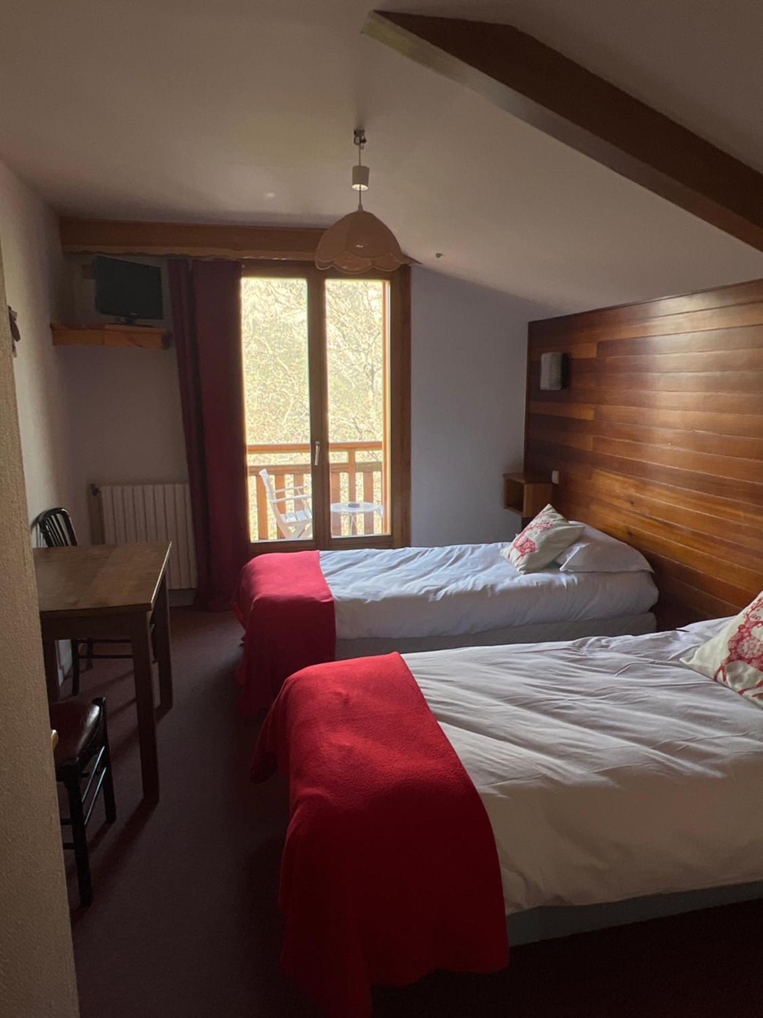 Hotel Restaurant La Pendine Les Pres 外观 照片